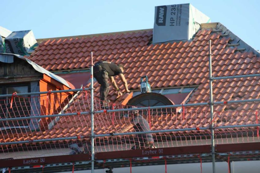 Seasonal Maintenance of Commercial Roofs